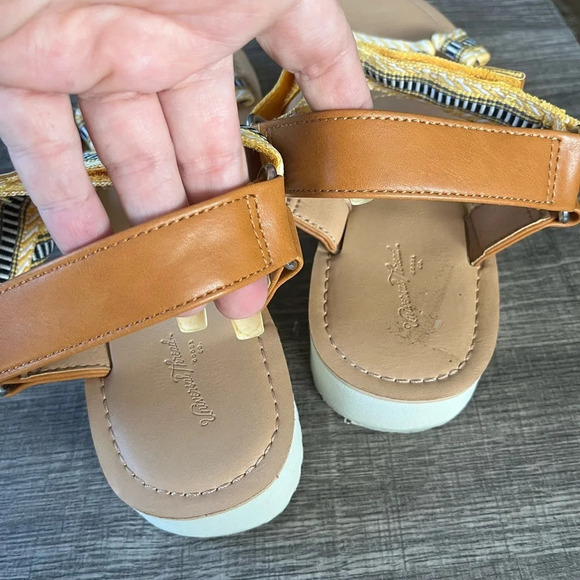 Universal Thread practically new yellow sandals. Size 10 outdoor utility sandals - Picture 5 of 6